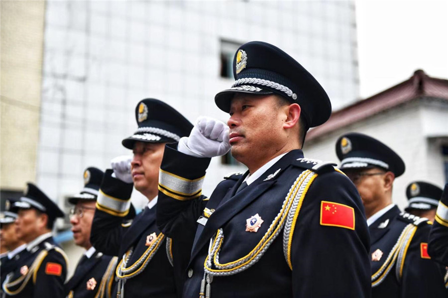 人民警察重溫入警誓詞。秦龍供圖