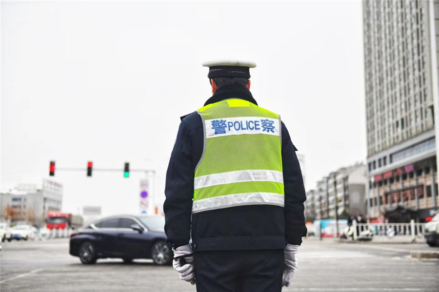交警堅守在工作崗位上。秦龍供圖