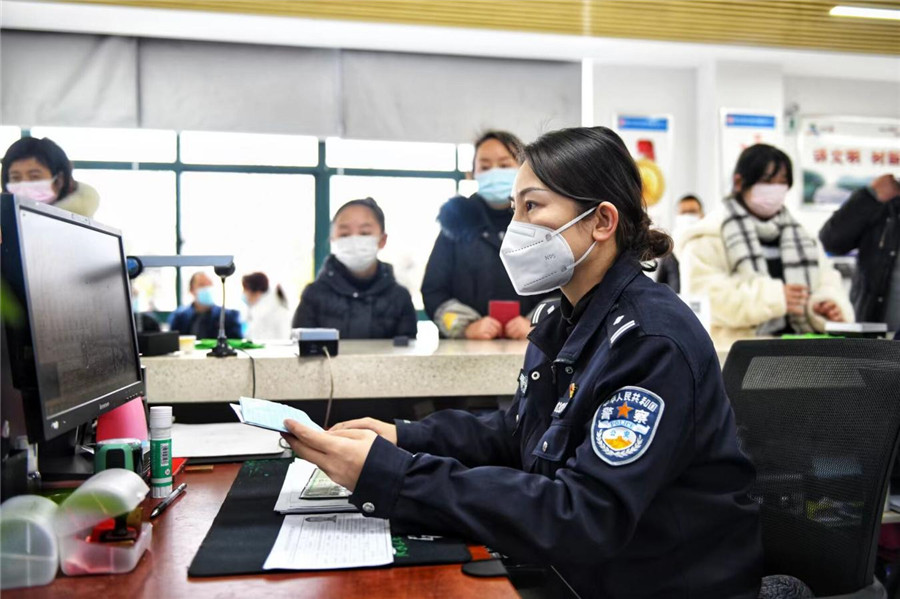 政務大廳裡戶政民警正為群眾辦理臨時身份証。秦龍供圖