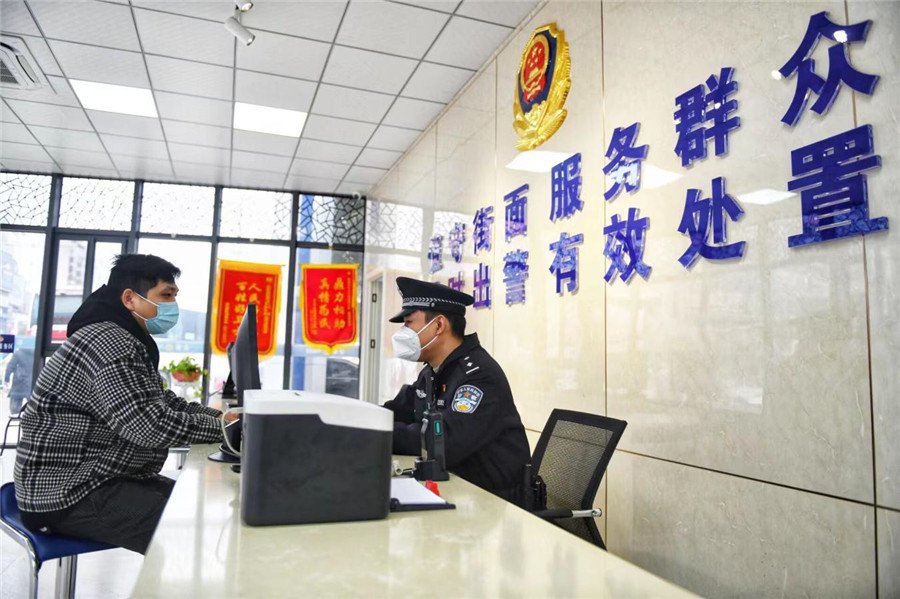 警務站內民警正為群眾解決問題。秦龍供圖