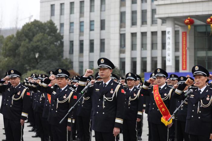 孙民同志重温入警誓词。