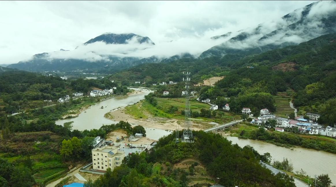 雨后的羊河村雲霧繚繞、風景秀麗、如詩如畫、美麗宜居。安徽電信供圖
