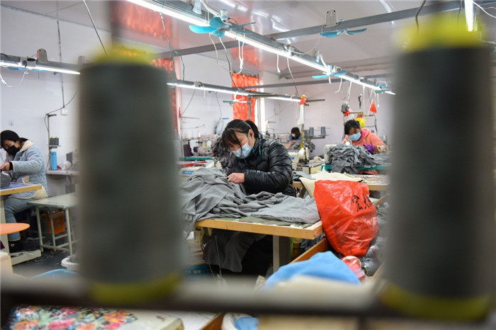 昭翰服飾有限公司制衣車間，工人正在制衣。譙城區古城鎮供圖