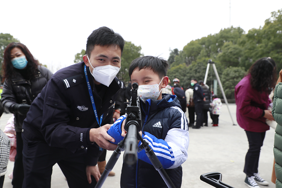 感受警用装备。肥东公安供图