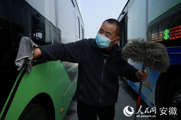 每次出发前，跨省“摆渡人”霍祥忠都会擦拭车身。人民网 陶涛摄