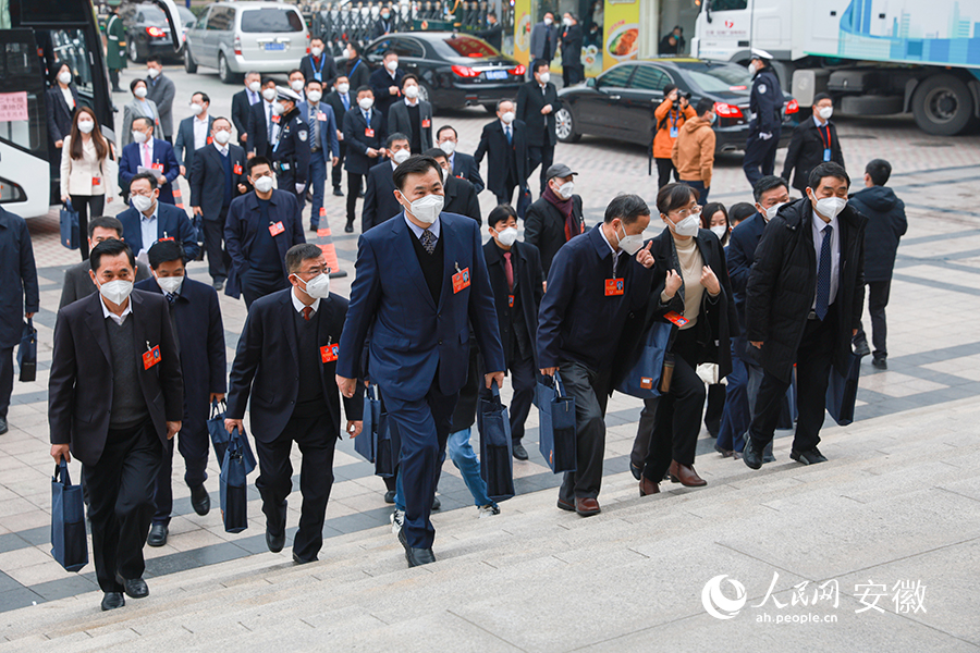 1月12日。安徽省政協十三屆一次會議開幕，政協委員步入會場。人民網 張俊攝