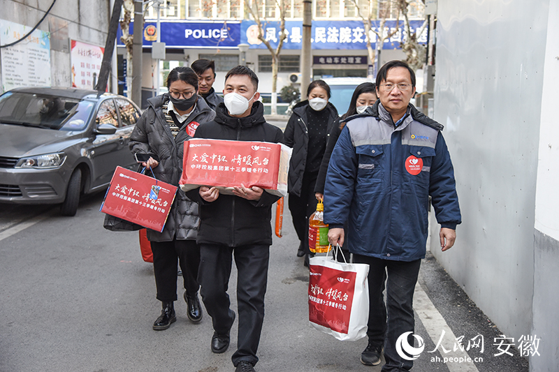志愿者们带着暖冬物资出发。人民网 李希蒙摄
