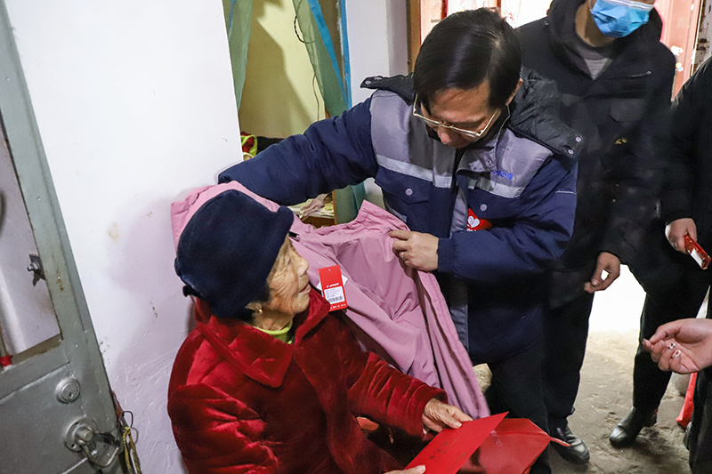 屠钻帮孔祥英老人披上新买的羽绒袄。丁明骏摄