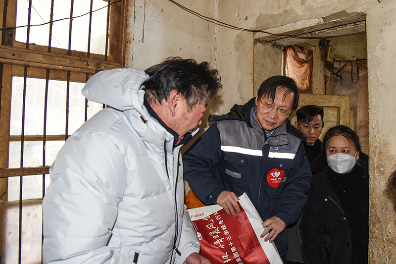 屠钻正在了解困难群众家庭情况。人民网 李希蒙摄