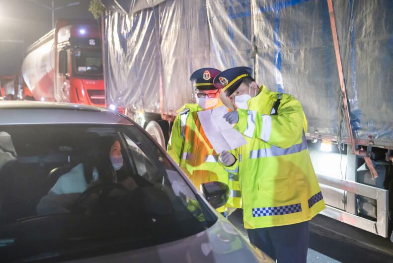 執法人員在滁寧快通對網約車進行檢查。滁州市交通運輸綜合執法支隊供圖