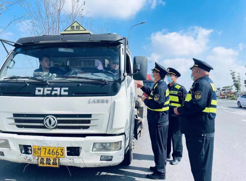  执法人员对路面危险品货车进行检查。滁州市交通运输综合执法支队供图