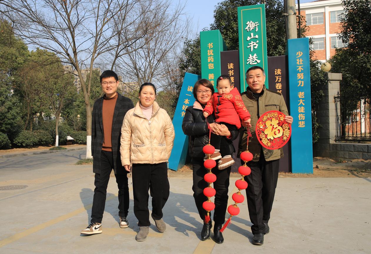陈银华全家福。梅少武摄