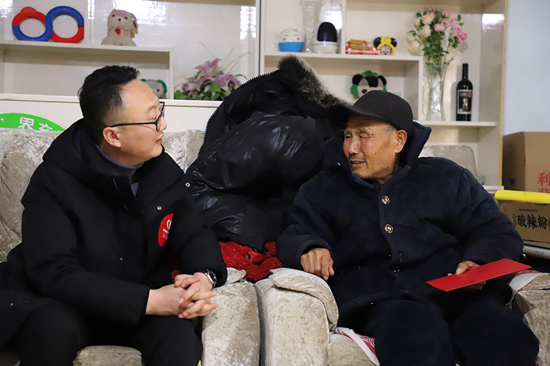 程浩正在询问胡焕富病情。丁明骏摄
