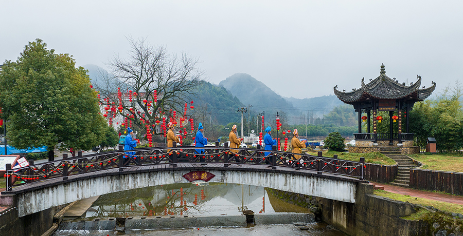 村民在祭灶仪式的路上。