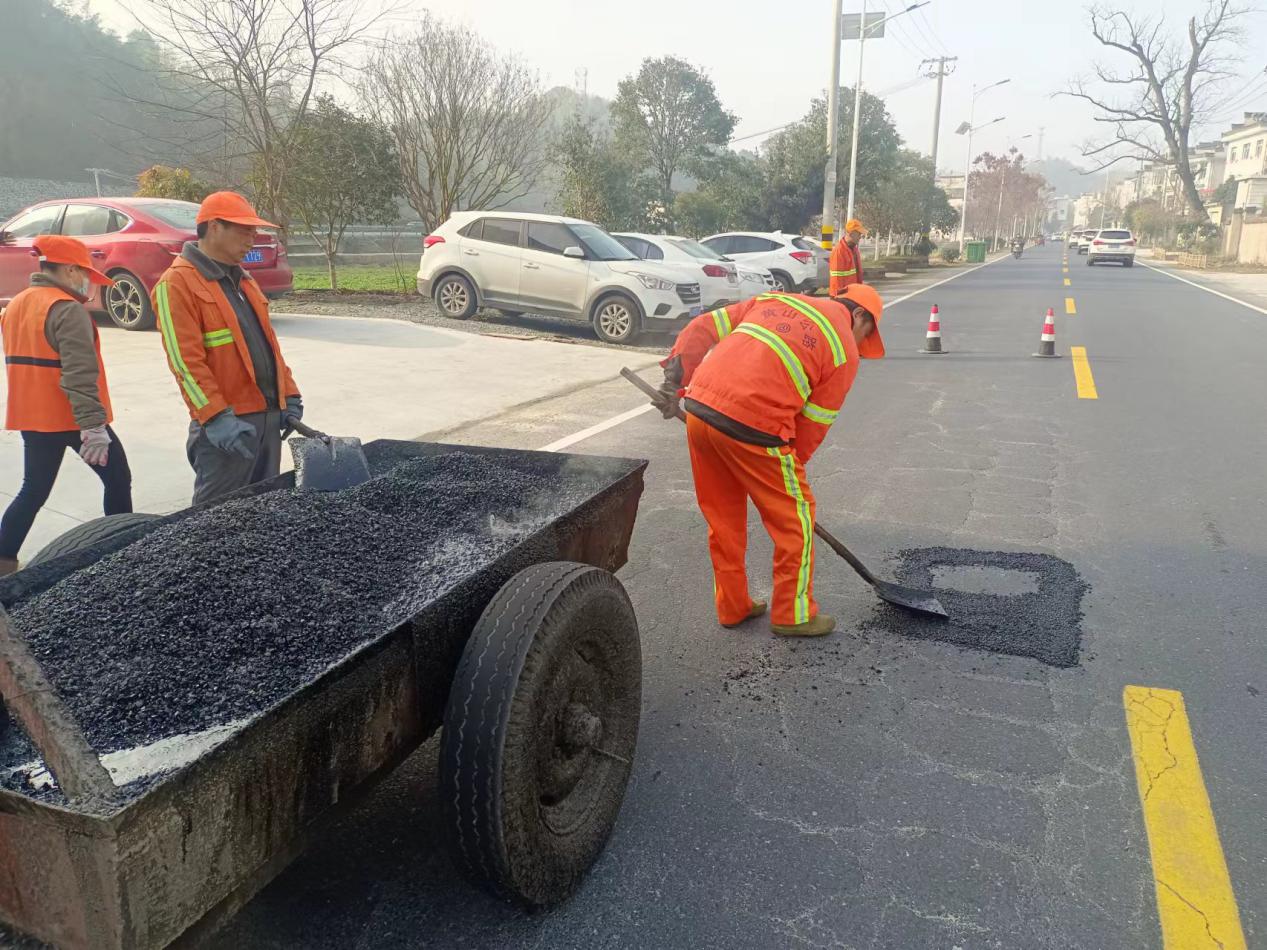 处置347省道坑槽等病害。歙县公路分中心供图