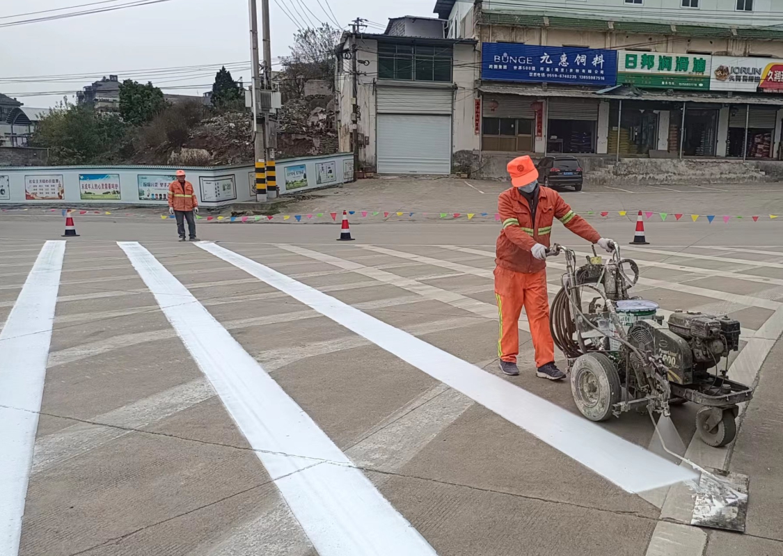出新233国道路面标线。歙县公路分中心供图