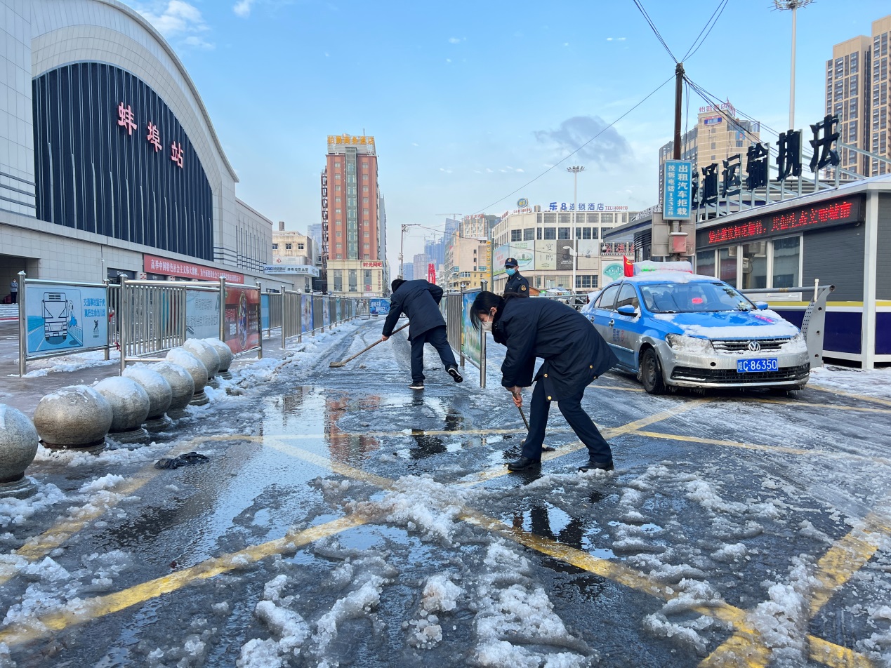 機動保障大隊在蚌埠火車站站前廣場道路除冰掃雪。蚌埠市交通執法支隊供圖