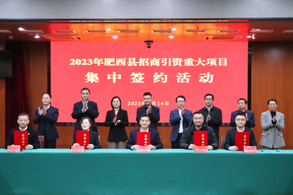 集中签约现场。王蕾摄