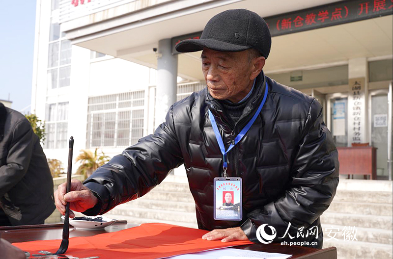 舒和潔老人正在寫春聯。人民網 王銳攝