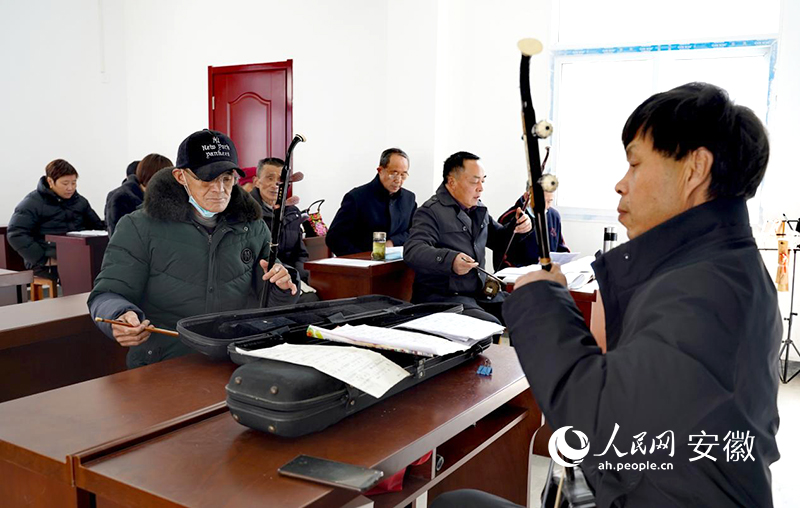 老人們正在學習拉二胡。人民網 王銳攝