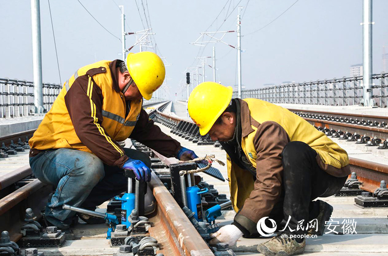 建設者在一線加班加點建設滁寧城際鐵路滁州段。人民網 陶濤攝