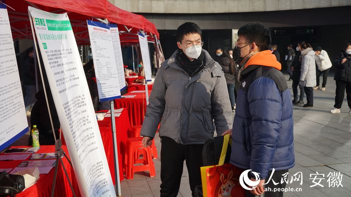 返乡人员周壮向丰原集团工作人员了解相关招聘信息。人民网 胡雨松摄