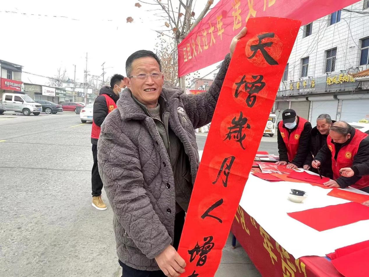 群众领到书法家书写的新春春联。涡阳县委宣传部供图