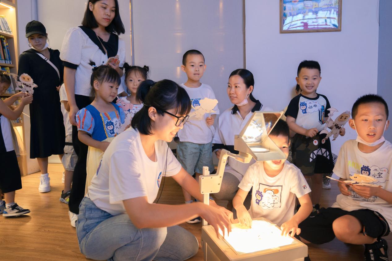 夜宿图书馆皮影戏活动现场。皖新传媒供图
