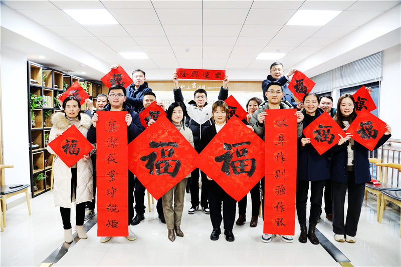 1月18日，国网利辛县供电公司员工高举“廉洁文化”春联，倡导廉洁春节。（刘喆）