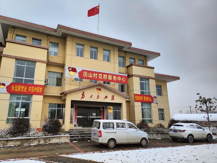 历山村两台非急救转运车24小时待命。东至县委宣传部供图_结果.jpg