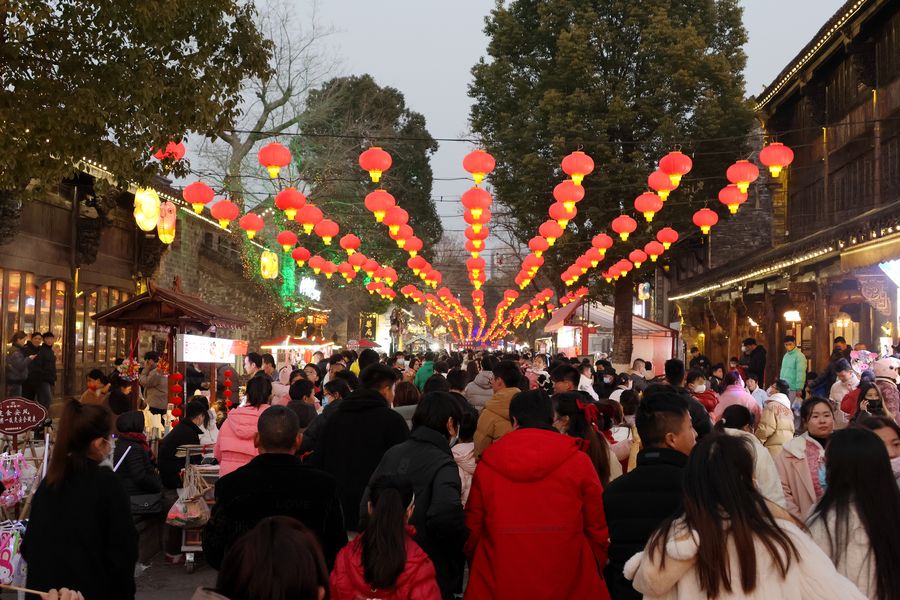 春节期间，颍上老街人头攒动。沈云鹏摄