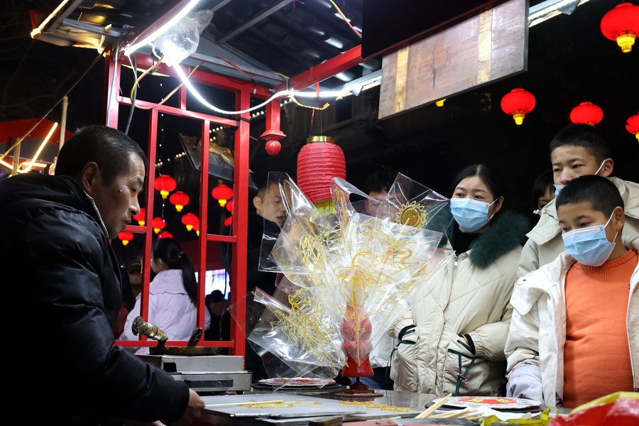 非遗文化吸引游人驻足。沈云鹏摄