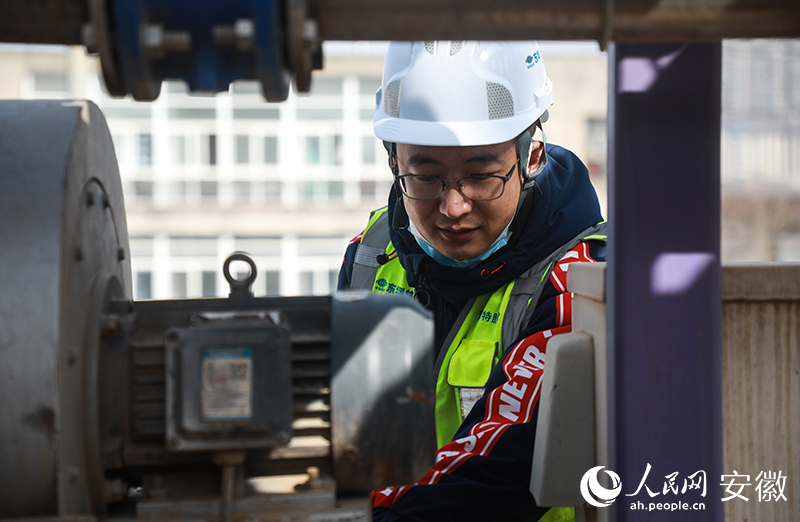 2、项目设备部工程师刘兴富正在检查机器运行。人民网 陶涛摄