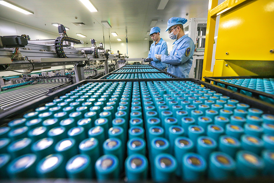 蜂巢动力锂离子电池项目基地生产车间内，工人们放弃春节假期坚守岗位忙生产。王文生摄