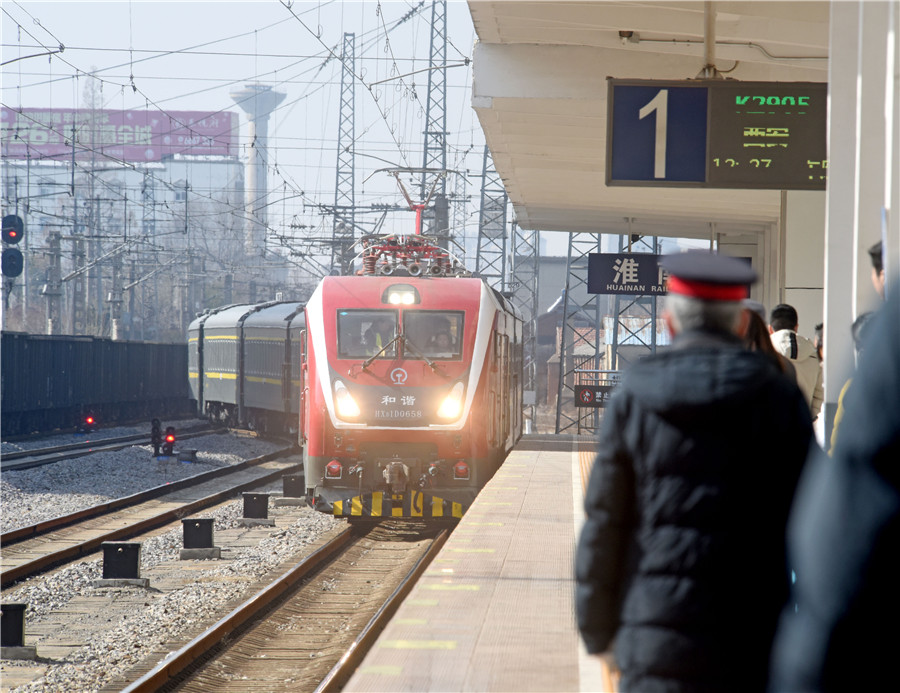 中國鐵路上海局集團有限公司淮南站迎來客流返程高峰。陳彬攝