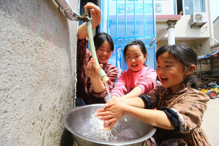 临涣镇沈圩村陈庄农户用上放心水。 万善朝摄
