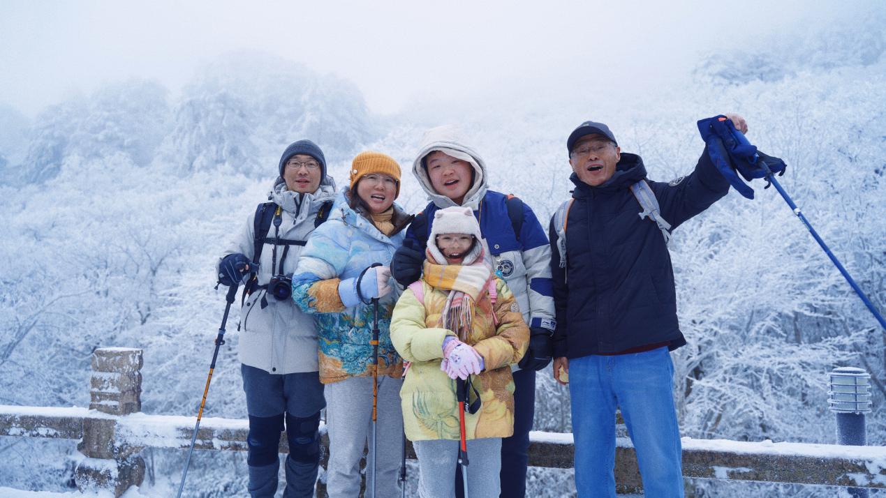 家庭游游客在黄山拍合影。吴丹摄