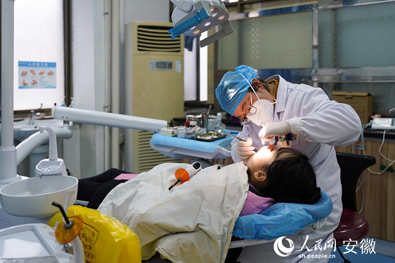 怀宁县人民医院口腔科医生正在为病人治疗。人民网 王锐摄