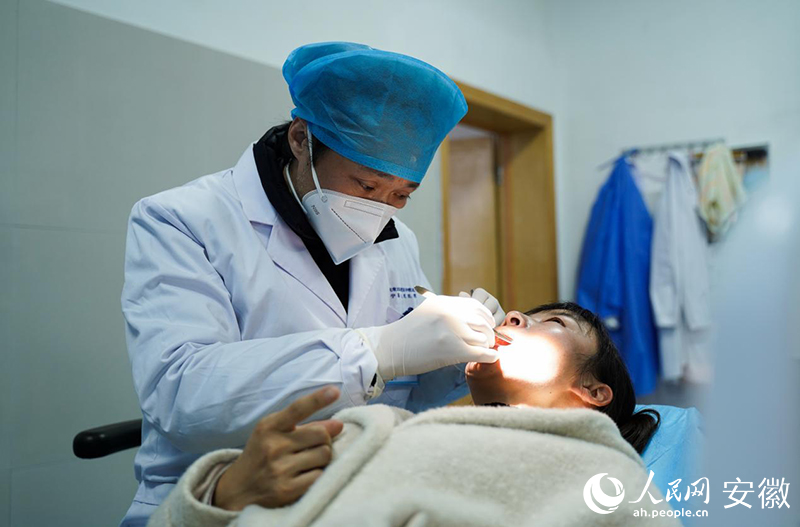 怀宁县人民医院口腔科主任程涛正在为病人治疗。人民网 王锐摄