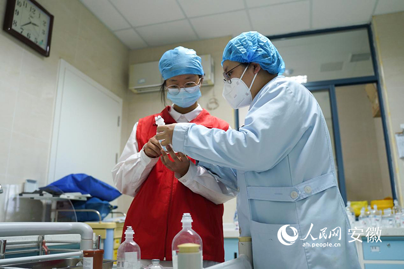 太湖县医院医生正在指导李苗（左）。人民网 王锐摄