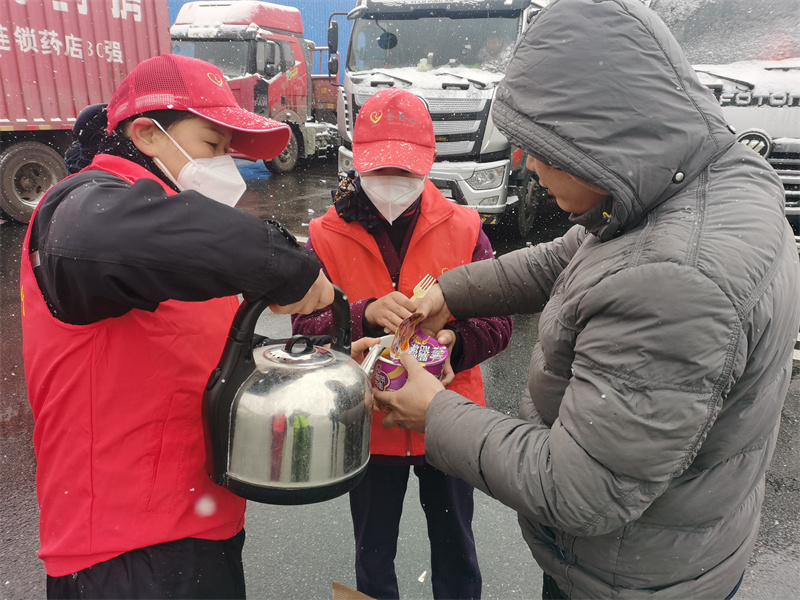 志願者為司機送上熱水。安徽交控集團供圖