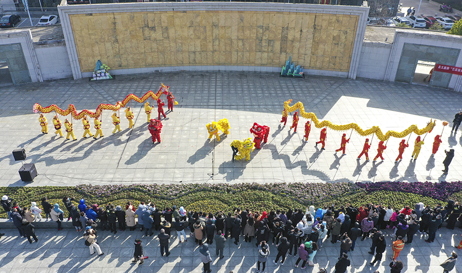 舞龙舞狮是当地传统习俗活动之一。江建兴摄