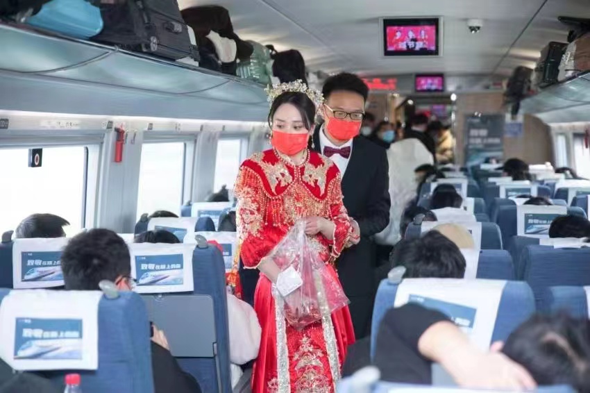 王俊和吴婷婷给乘客发喜糖。宿松县委宣传部供图