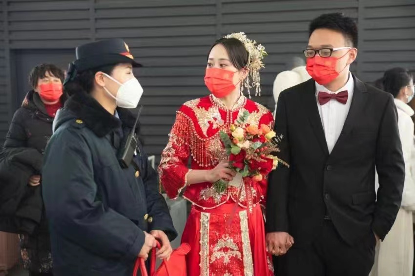 客运员为新人送上祝福。宿松县委宣传部供图