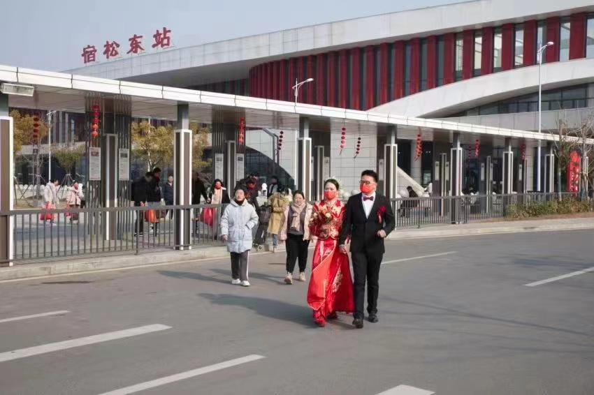 王俊和吴婷婷到达宿松东站。宿松县委宣传部供图