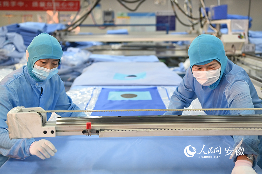 雙鳳開發區內，合肥漢邦希瑞護理用品有限公司工作人員正在生產手術鋪單。人民網記者 苗子健攝