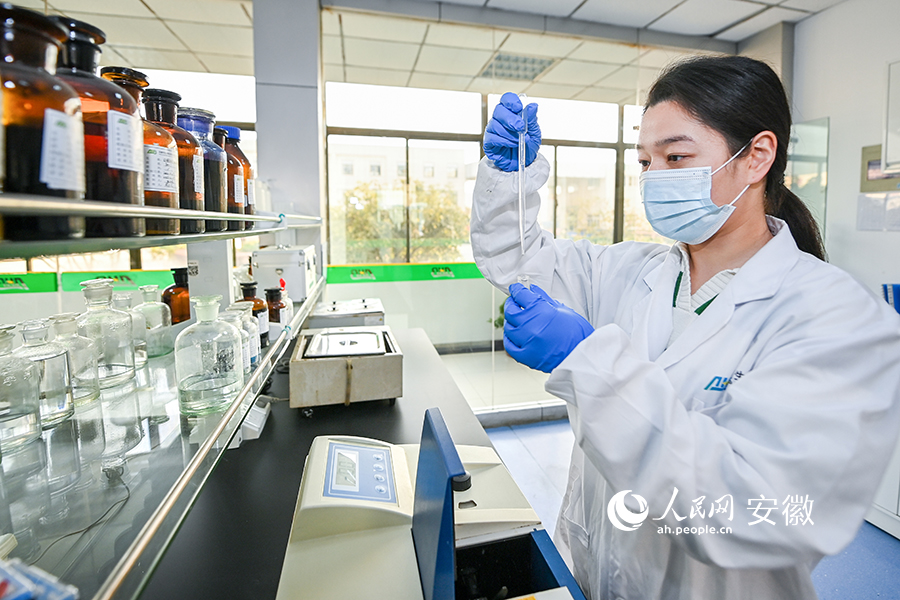 雙鳳開發區內，華恆生物公司工作人員對產品抽檢。人民網記者 苗子健攝