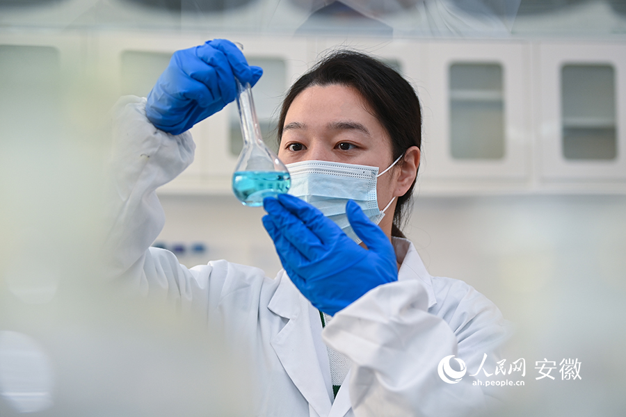 雙鳳開發區內，華恆生物公司工作人員對產品抽檢。人民網記者 苗子健攝