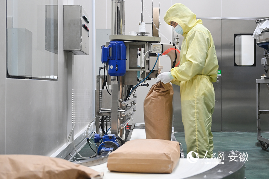 雙鳳開發區內，華恆生物公司工作人員正在進行成品封裝。人民網記者 苗子健攝