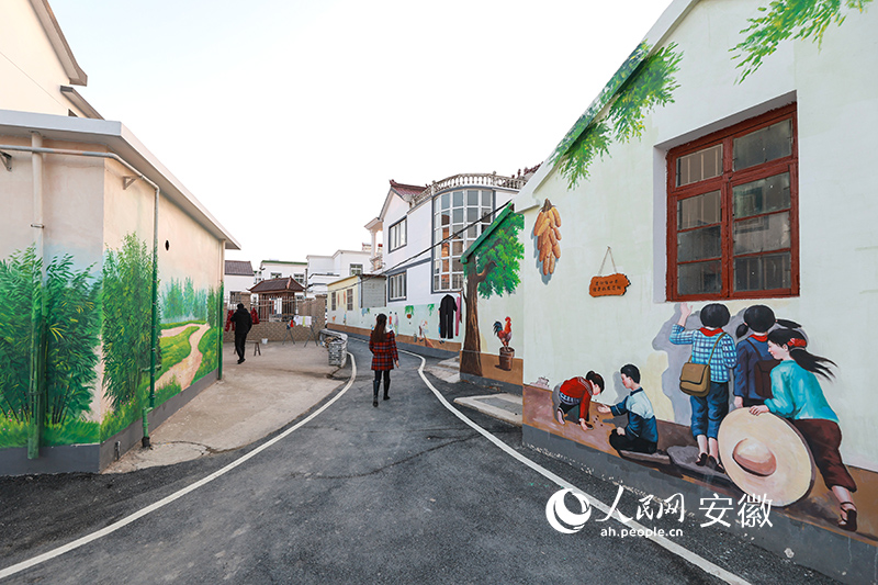 五彩墙绘将村庄点缀地格外美丽。人民网 张俊摄